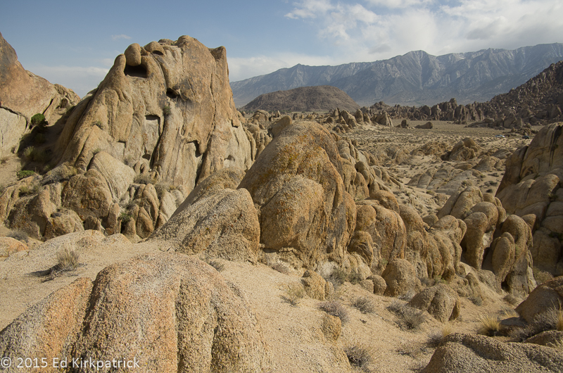 Bad guys are in dem thar rocks!
